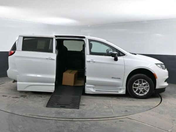 White Chrysler Voyager with BraunAbility Side Entry Automatic Fold Out conversion