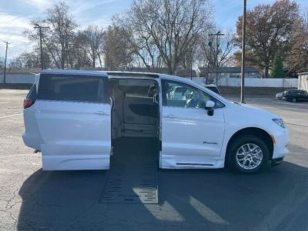 White Chrysler Voyager with BraunAbility Side Entry Automatic Fold Out conversion