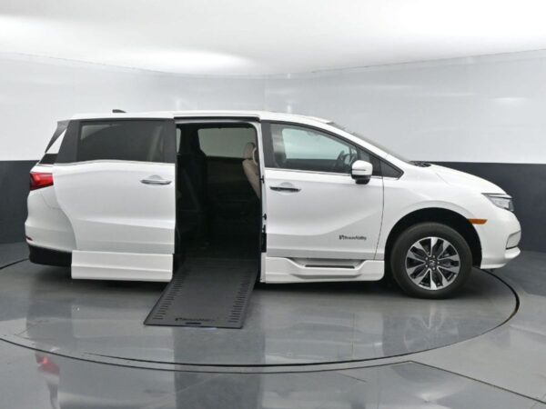 White Honda Odyssey with BraunAbility Side Entry Automatic In Floor conversion