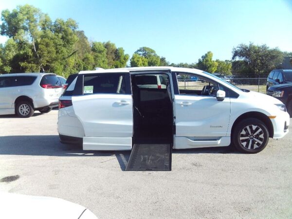 White Honda Odyssey with BraunAbility Side Entry Automatic In Floor conversion