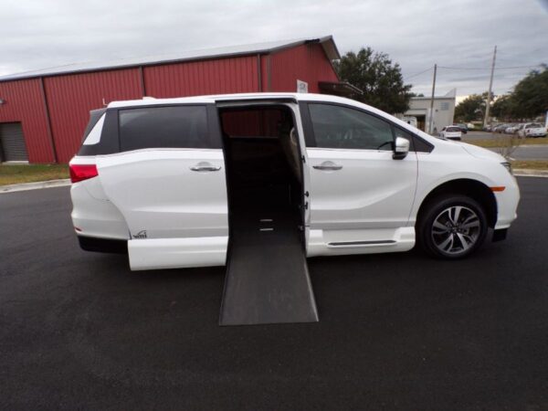 White Honda Odyssey with Vantage Mobility Side Entry Automatic In Floor conversion