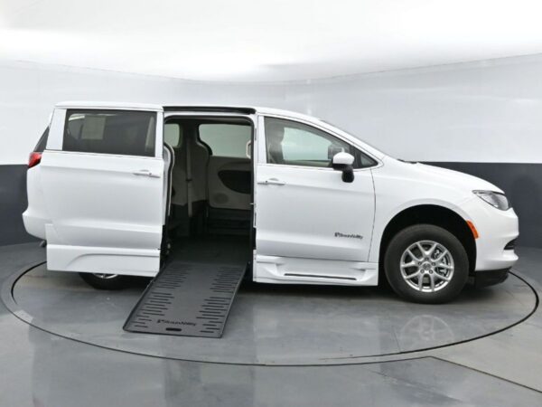 White Chrysler Voyager with BraunAbility Side Entry Automatic Fold Out conversion