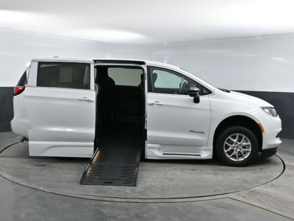 White Chrysler Voyager with BraunAbility Side Entry Automatic Fold Out conversion