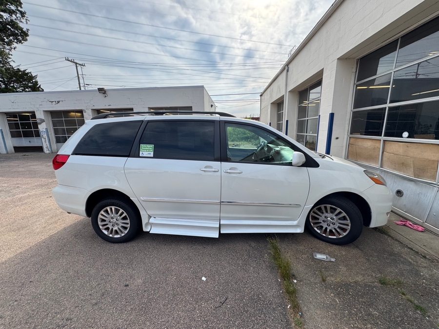 White Toyota Sienna with BraunAbility Side Entry Automatic Fold Out conversion