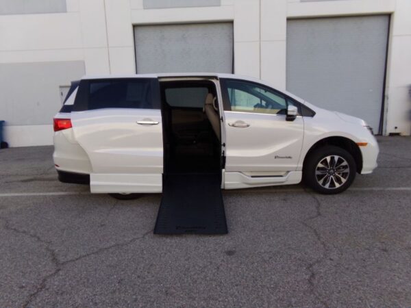 White Honda Odyssey with BraunAbility Side Entry Automatic In Floor conversion