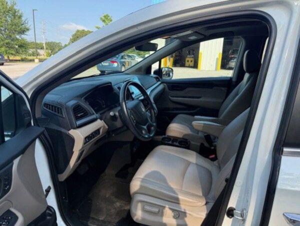 White Honda Odyssey with Vantage Mobility Side Entry Automatic In Floor conversion
