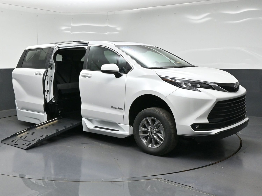 White Toyota Sienna with BraunAbility Side Entry Automatic Fold Out conversion