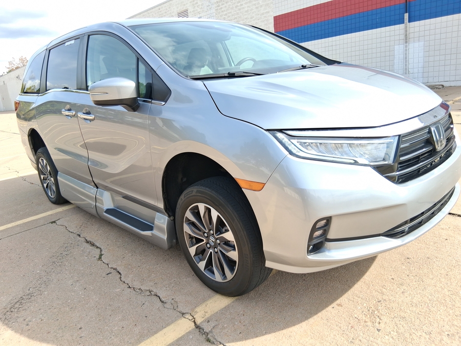 Silver Honda Odyssey with Vantage Mobility Side Entry Automatic In Floor conversion