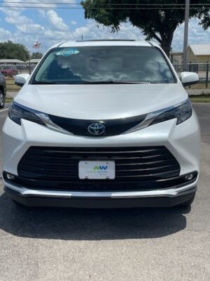 White Toyota Sienna with BraunAbility Side Entry Automatic Fold Out conversion