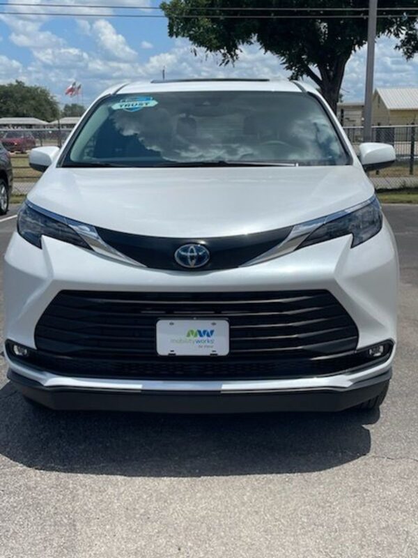 White Toyota Sienna with BraunAbility Side Entry Automatic Fold Out conversion