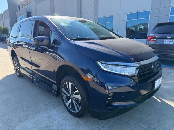Blue Honda Odyssey with Vantage Mobility Side Entry Automatic In Floor conversion