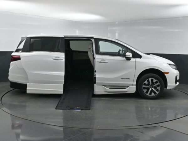 White Honda Odyssey with BraunAbility Side Entry Automatic In Floor conversion