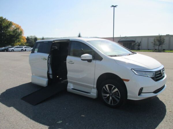 White Honda Odyssey with Vantage Mobility Side Entry Automatic In Floor conversion