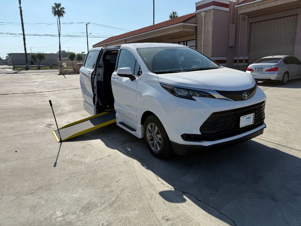 ウリア New 2025 Toyota Sienna AWD LE Wheelchair Van - SS158331