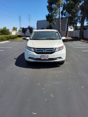 White Honda Odyssey with Vantage Mobility Side Entry Automatic In Floor conversion
