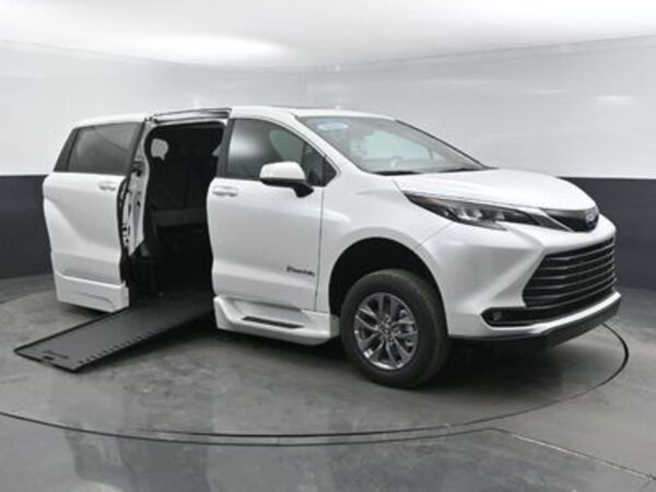 White Toyota Sienna with BraunAbility Side Entry Automatic Fold Out conversion