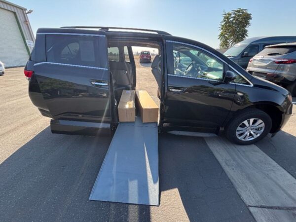 Honda Odyssey with Vantage Mobility Side Entry Automatic In Floor conversion