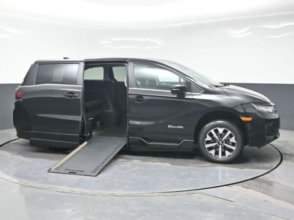 Black Honda Odyssey with BraunAbility Side Entry Automatic In Floor conversion