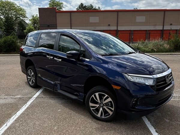 Honda Odyssey with Vantage Mobility Side Entry Automatic In Floor conversion