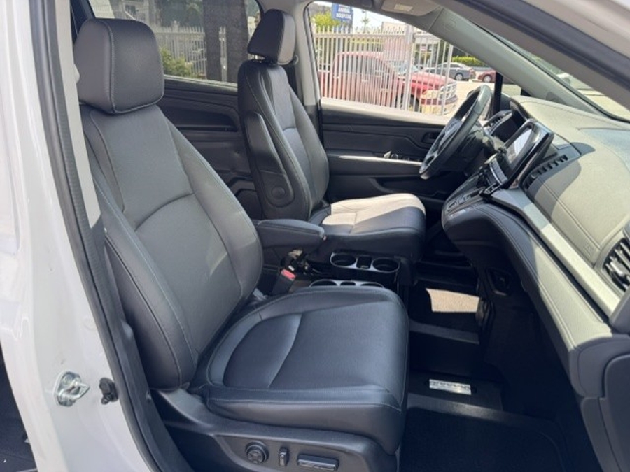 White Honda Odyssey with Vantage Mobility Side Entry Automatic In Floor conversion