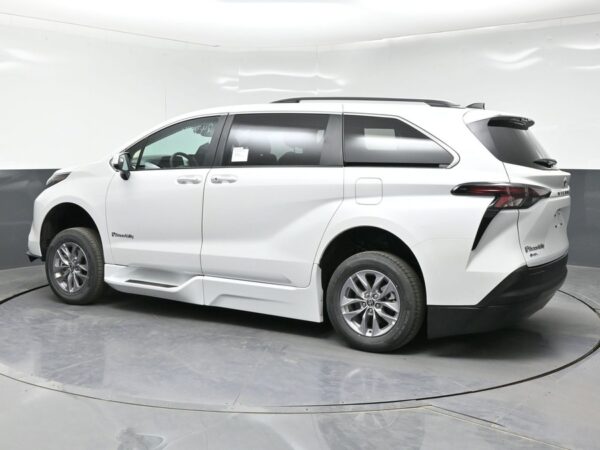 White Toyota Sienna with BraunAbility Side Entry Automatic Fold Out conversion