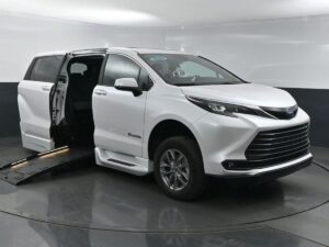 White Toyota Sienna with BraunAbility Side Entry Automatic Fold Out conversion