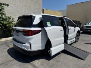 White Honda Odyssey with Vantage Mobility Side Entry Automatic In Floor conversion