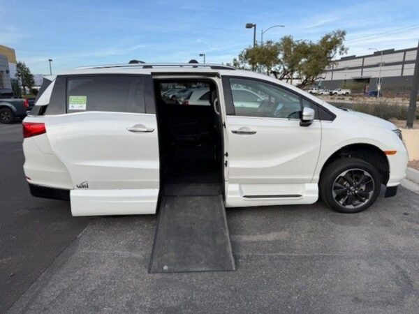 White Honda Odyssey with Vantage Mobility Side Entry Automatic In Floor conversion