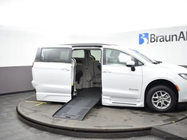 White Chrysler Voyager with BraunAbility Side Entry Automatic Fold Out conversion