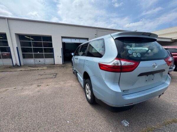 Toyota Sienna with Vantage Mobility Side Entry Manual In Floor conversion