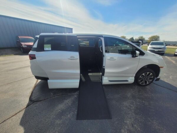 White Honda Odyssey with Vantage Mobility Side Entry Automatic In Floor conversion