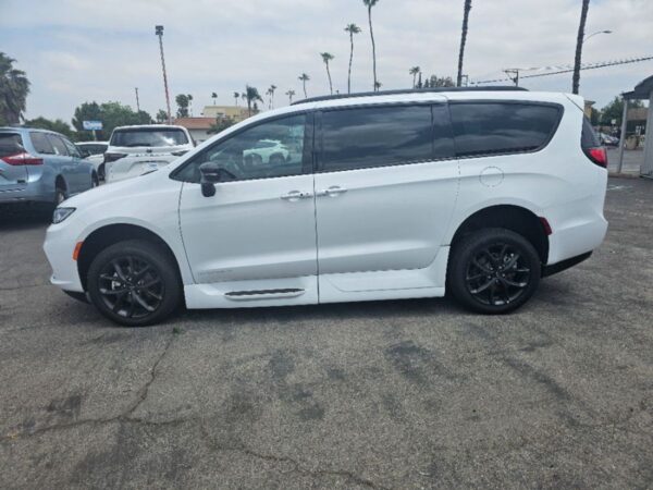 White Chrysler Pacifica with Vantage Mobility Side Entry Automatic In Floor conversion