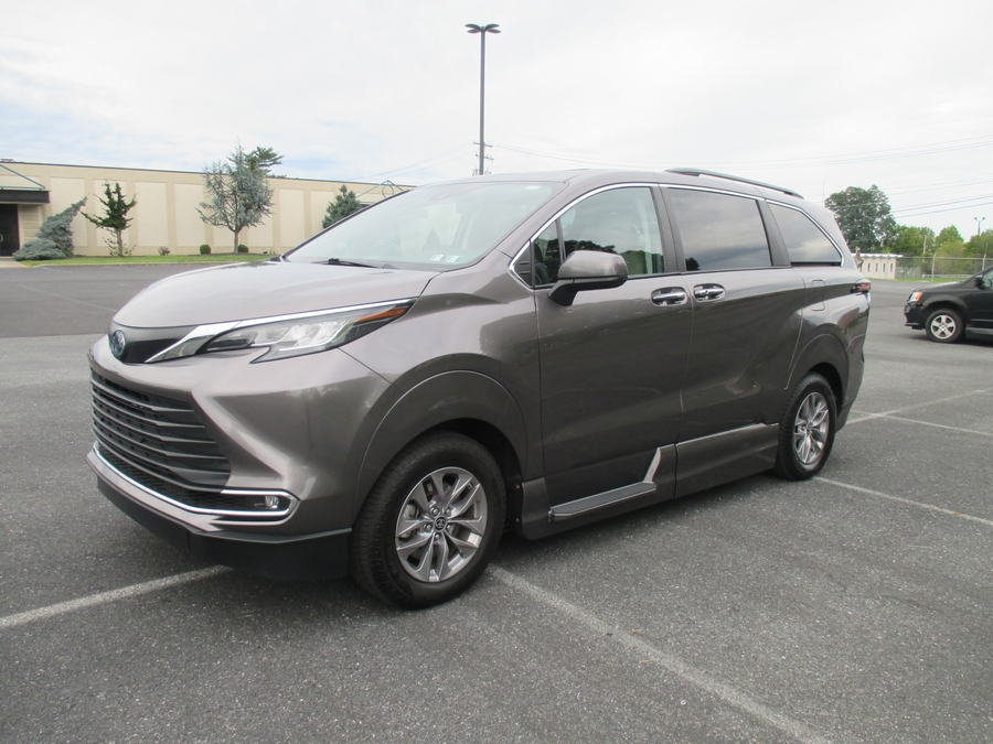 Used 2022 Toyota Sienna FWD XLE Wheelchair Van - NS110242A