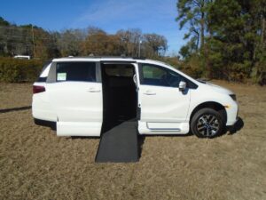White Honda Odyssey with Vantage Mobility Side Entry Automatic In Floor conversion