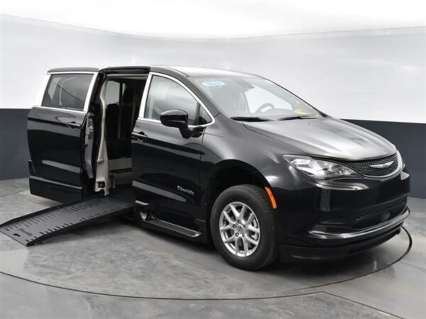 Black Chrysler Voyager with BraunAbility Side Entry Automatic Fold Out conversion