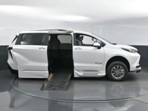 White Toyota Sienna with BraunAbility Side Entry Automatic Fold Out conversion