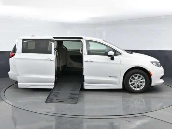 White Chrysler Voyager with BraunAbility Side Entry Automatic Fold Out conversion