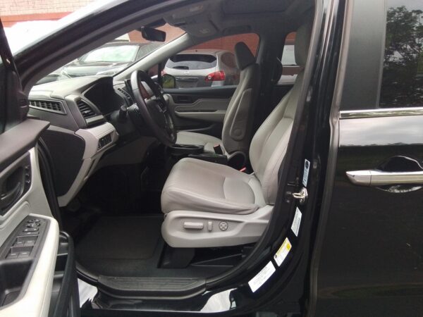 Black Honda Odyssey with BraunAbility Side Entry Automatic In Floor conversion