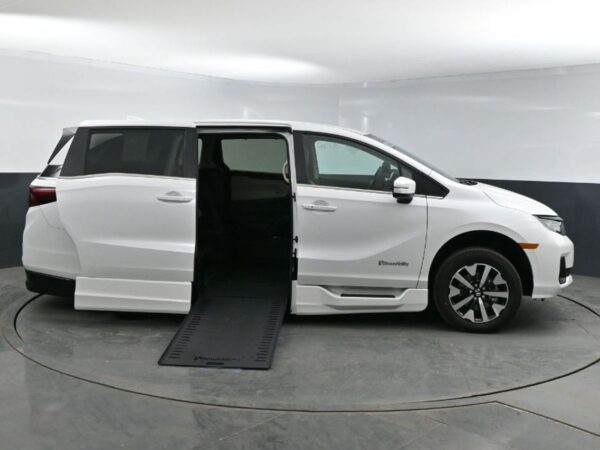 White Honda Odyssey with BraunAbility Side Entry Automatic In Floor conversion