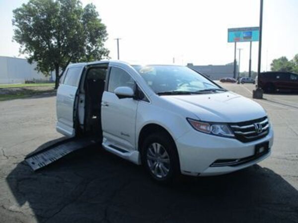 White Honda Odyssey with BraunAbility Side Entry Automatic Fold Out conversion