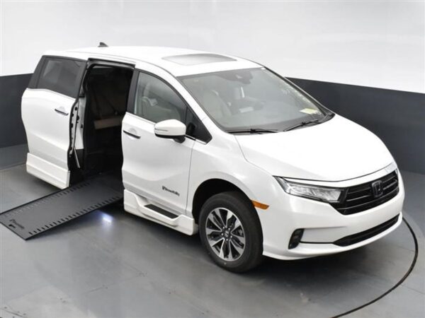 White Honda Odyssey with BraunAbility Side Entry Automatic In Floor conversion