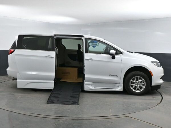White Chrysler Voyager with BraunAbility Side Entry Automatic Fold Out conversion