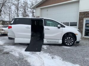 White Honda Odyssey with Vantage Mobility Side Entry Automatic In Floor conversion