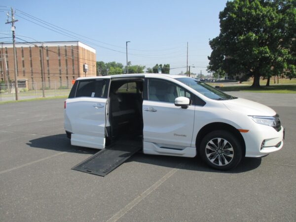 White Honda Odyssey with BraunAbility Side Entry Automatic In Floor conversion