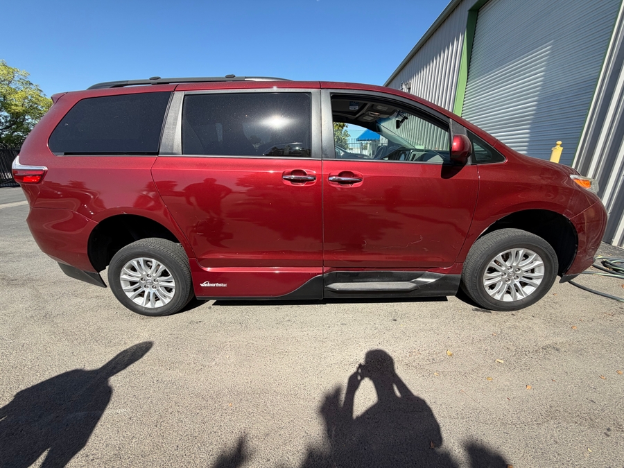 Toyota Sienna with Vantage Mobility Side Entry Automatic In Floor conversion