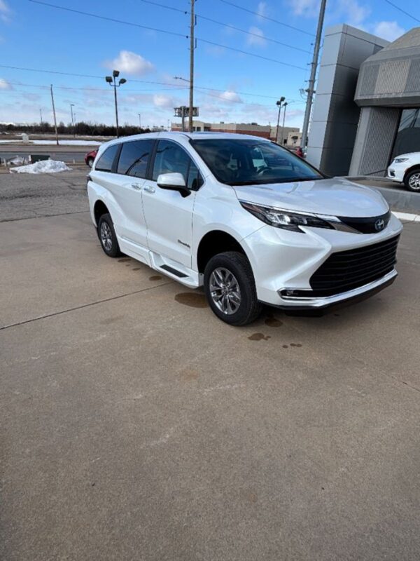 White Toyota Sienna with BraunAbility Side Entry Automatic Fold Out conversion