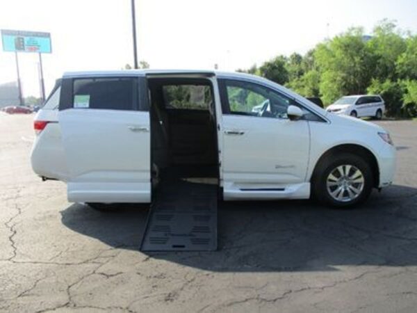 White Honda Odyssey with BraunAbility Side Entry Automatic Fold Out conversion