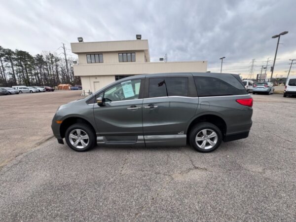 Honda Odyssey with Vantage Mobility Side Entry Automatic In Floor conversion