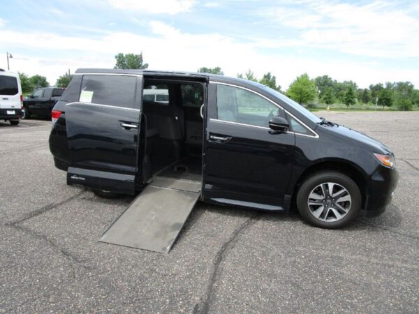 Honda Odyssey with Vantage Mobility Side Entry Automatic In Floor conversion