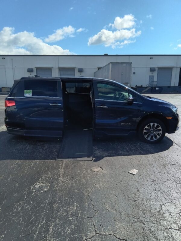 Honda Odyssey with BraunAbility Side Entry Automatic In Floor conversion